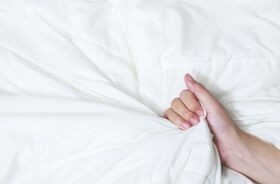 Kobieca dłoń ściskająca poduszkę podczas orgazmu. Masturbacja, czy masturbacja jest zdrowa, masturbacja 