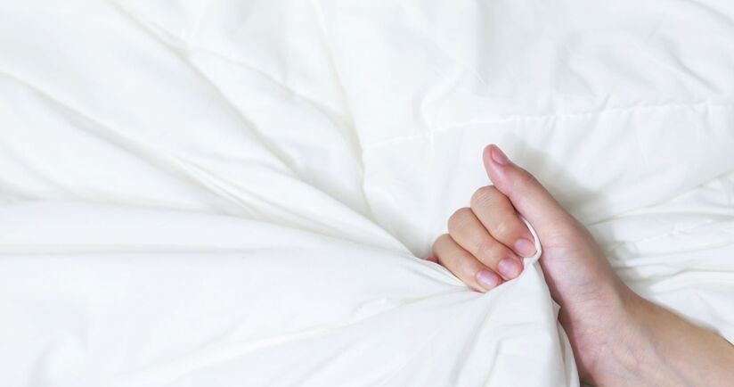 Kobieca dłoń ściskająca poduszkę podczas orgazmu. Masturbacja, czy masturbacja jest zdrowa, masturbacja 
