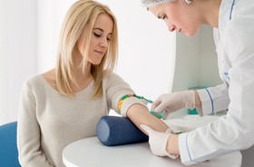 Pielęgniarka pobiera pacjencte krew do badań ALT