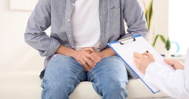 Mężczyzna rozmawiający z lekarzem. Zapalenie prostaty.