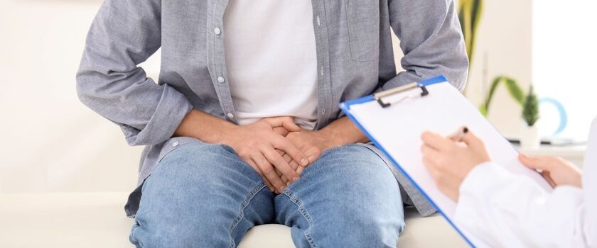 Mężczyzna rozmawiający z lekarzem. Zapalenie prostaty.