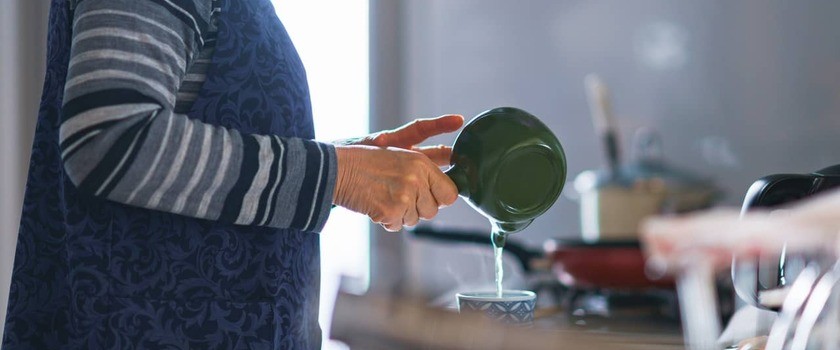 starsza kobieta nalewa herbatę