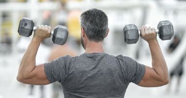 Mężczyzna trenujący siłowo. Leucyna, l-leucyna, suplementacja leucyną.