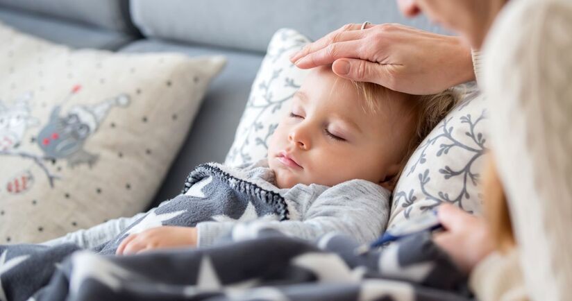 grypa u dzieci, chory chłopiec, chore dziecko