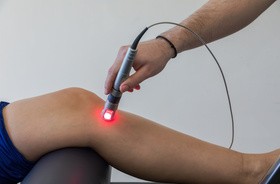 Laseroterapia – działanie, wskazania i przeciwwskazania do terapii z użyciem lasera