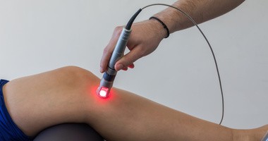 Laseroterapia – działanie, wskazania i przeciwwskazania do terapii z użyciem lasera