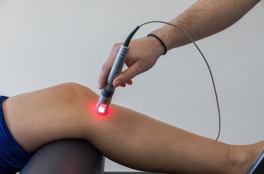 Laseroterapia – działanie, wskazania i przeciwwskazania do terapii z użyciem lasera