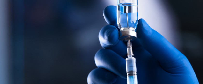 Zdjęcie igly wbitej w fiolkę z preparatem szczepionkowym