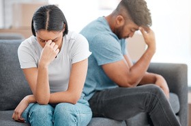 Rozstanie - dwoje młodych ludzi przezywa koniec związku