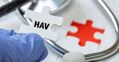 Puzzel z napisem "HAV" układany przez medyka. Wirus WZW typu A na UW, zakażenia WZW A.