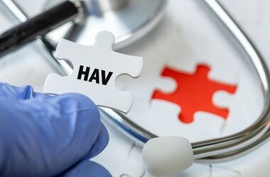 Puzzel z napisem "HAV" układany przez medyka. Wirus WZW typu A na UW, zakażenia WZW A.