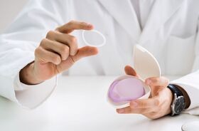 krążek antykoncepcyjny, pierścień dopochwowy, lekarz pokazuje pierścienie antykoncepcyjne