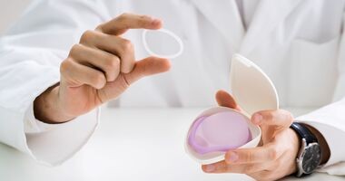 krążek antykoncepcyjny, pierścień dopochwowy, lekarz pokazuje pierścienie antykoncepcyjne