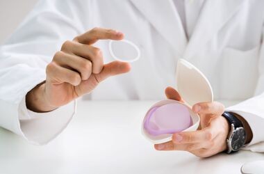 krążek antykoncepcyjny, pierścień dopochwowy, lekarz pokazuje pierścienie antykoncepcyjne