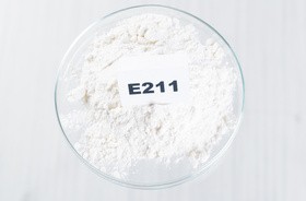 Benzoesan sodu (E211 ) – co to za konserwant? Właściwości, zastosowanie i szkodliwość E211