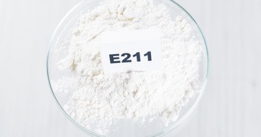 Benzoesan sodu (E211 ) – co to za konserwant? Właściwości, zastosowanie i szkodliwość E211