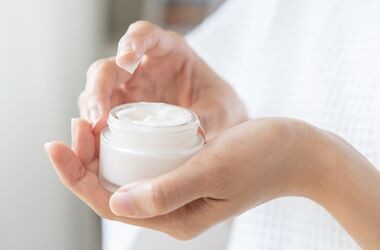ektoina, preparaty z ektoiną, ektoina do nosa,krem z ektoiną, serum z ektoiną, kobiece dłonie trzymające słoiczek kremu
