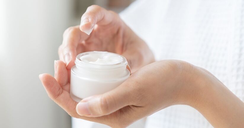 ektoina, preparaty z ektoiną, ektoina do nosa,krem z ektoiną, serum z ektoiną, kobiece dłonie trzymające słoiczek kremu