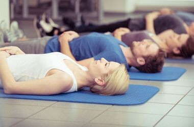 relaksacja Jacobsona, trening Jacobsona, medytująca kobieta, medytacja na stres