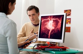 pacjent u lekarza kardiologa, trzyma dłoń na klatce piersiowej