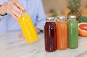 dieta płynna, butelki z kolorowymi sokami i smoothies, dieta smoothie