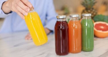 dieta płynna, butelki z kolorowymi sokami i smoothies, dieta smoothie