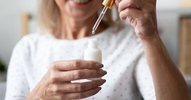 kobieta nakłada kosmetyk z alkoholem poliwinylowym, czym jest alkohol poliwinylowy, pva, zastosowanie pva