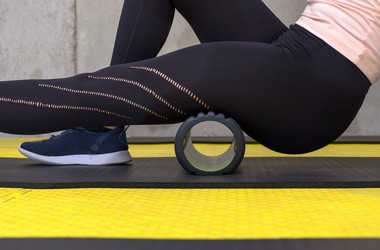 Rolowanie mięśni – co to jest foam roller? Dla kogo rolowanie mięśni jest wskazane i jakie daje ono efekty?