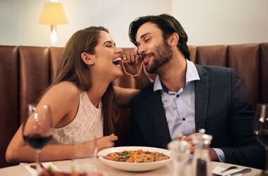 zakochana para przy wspólnym posiłku, zakochanie a chemia mózgu, chemia zakochania, chemia miłości