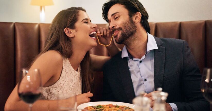 zakochana para przy wspólnym posiłku, zakochanie a chemia mózgu, chemia zakochania, chemia miłości