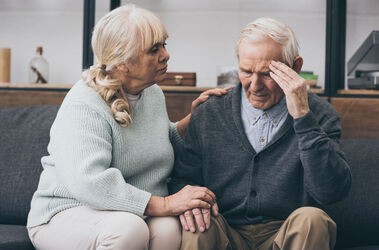 Mężczyzna z chorobą Alzheimera wspierany przez żonę