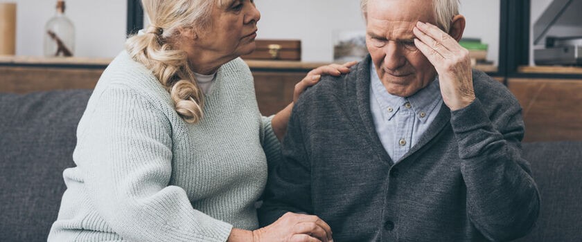 Mężczyzna z chorobą Alzheimera wspierany przez żonę