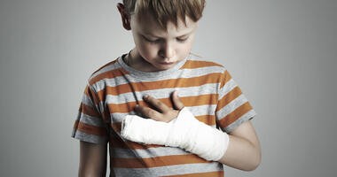 Chłopiec ze złamaną ręką