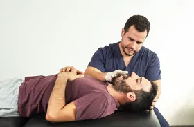 Fizjoterapia stomatologiczna – na czym polega? Wskazania, przebieg, cena