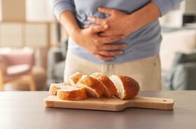 celiakia, objawy celiakii, pieczywo z glutenem i mężczyzna chory na celiakię