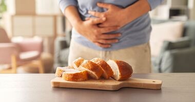 celiakia, objawy celiakii, pieczywo z glutenem i mężczyzna chory na celiakię
