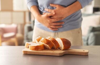 celiakia, objawy celiakii, pieczywo z glutenem i mężczyzna chory na celiakię