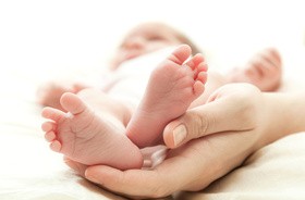 Badania przesiewowe noworodków – na czym polegają i kiedy się je wykonuje? Jakie choroby można zdiagnozować dzięki testom skriningowym?