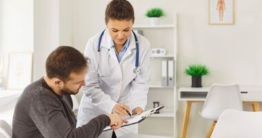 Mężczyzna u u lekarza. Badania kontrolne dla mężczyzn.