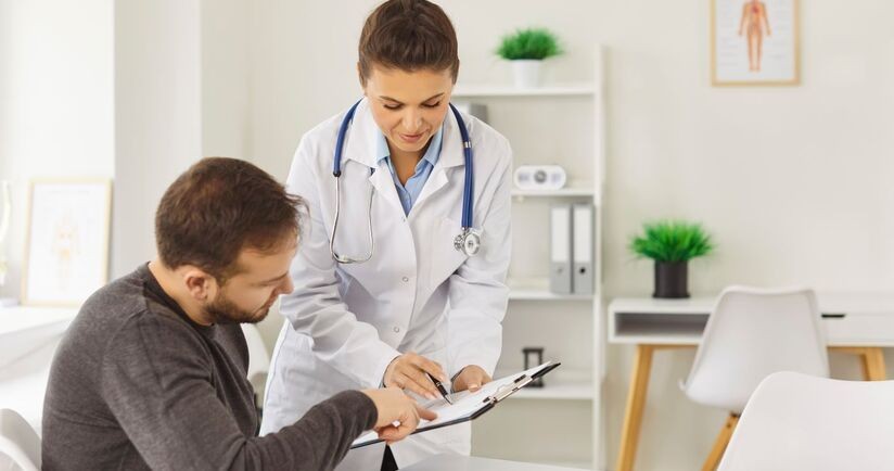 Mężczyzna u u lekarza. Badania kontrolne dla mężczyzn.