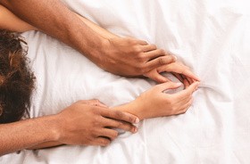 Dłonie namiętnych kochanków podczas seksu