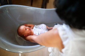 Kąpiel noworodka – jak powinna wyglądać? O czym pamiętać, myjąc niemowlę?