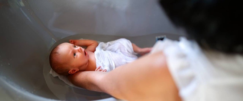 Kąpiel noworodka – jak powinna wyglądać? O czym pamiętać, myjąc niemowlę?