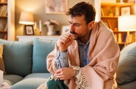 przeziębiony mężczyzna, przeziębienie, objawy przeziębienia, jak wyleczyć przeziębienie, leczenie przeziębienia