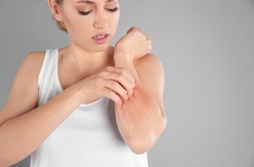 Grzybica skóry – przyczyny, objawy, leczenie dermatofitozy i drożdżycy skóry