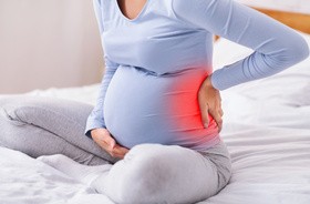 Ból pleców w ciąży – skąd się bierze i jak można go zmniejszyć?