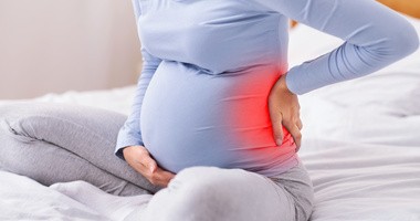Ból pleców w ciąży – skąd się bierze i jak można go zmniejszyć?