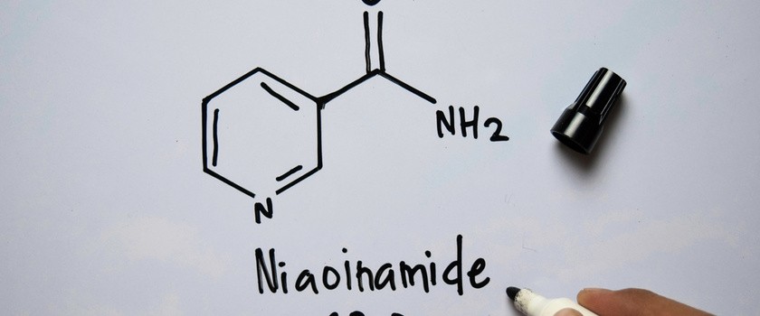 Wzór strukturalny niacynamidu napisany czarnym flamastrem na białej kartce