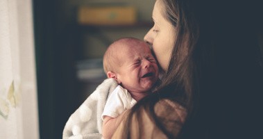 Bolesne wzdęcia i gazy u niemowlaka – jak sobie z nimi radzić?