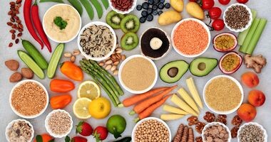 dieta na hemoroidy, produkty na hemoroidy, różnokolorowe warzywa i owoce oraz produkty zbożowe
